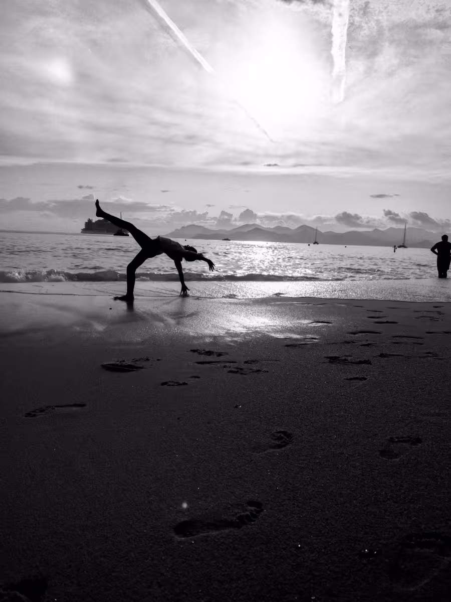 Práctica de yoga junto al mar
